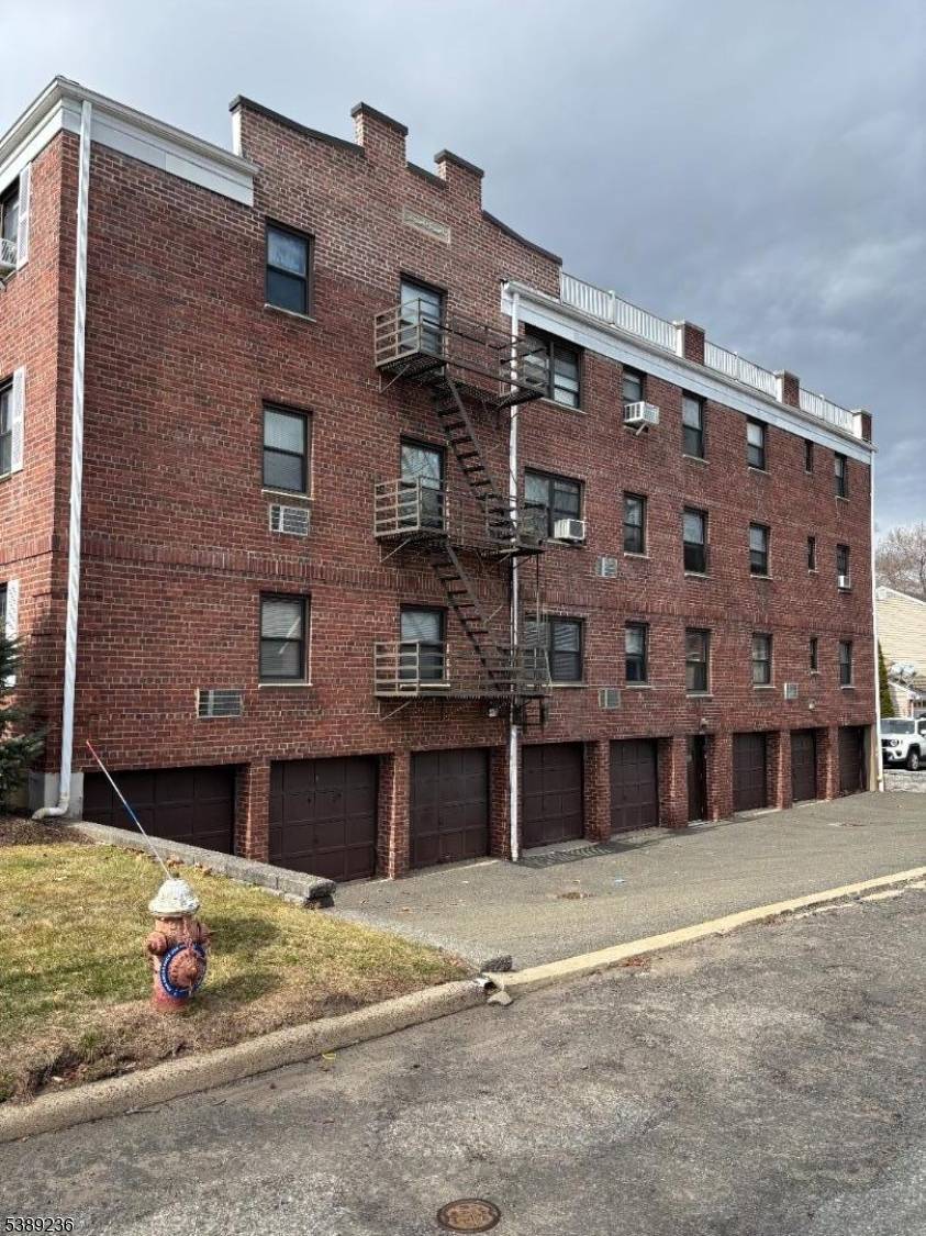 Bergenfield Boro, NJ 07621,241 E Main St #1D