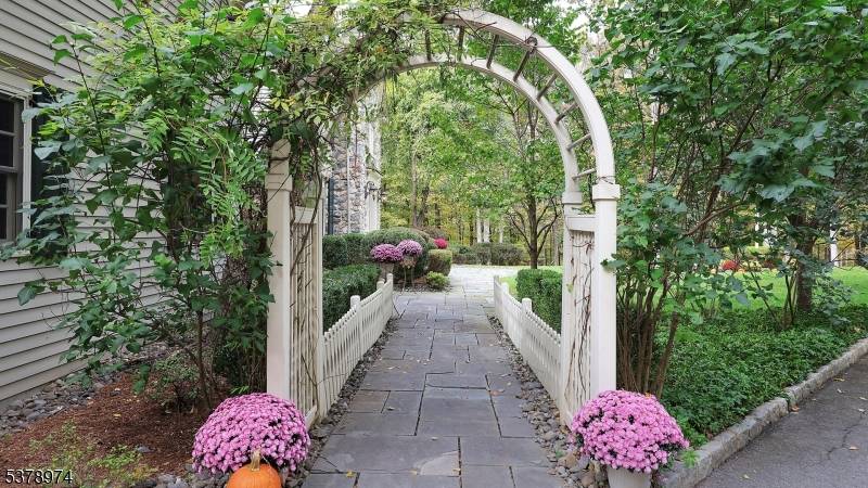 23 Charlotte Hill Dr, Bernardsville Boro, NJ 07924