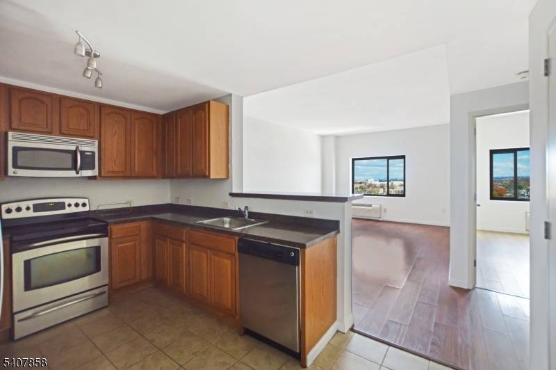 Rahway City, NJ 07065,1 Carriage City Plz #1203