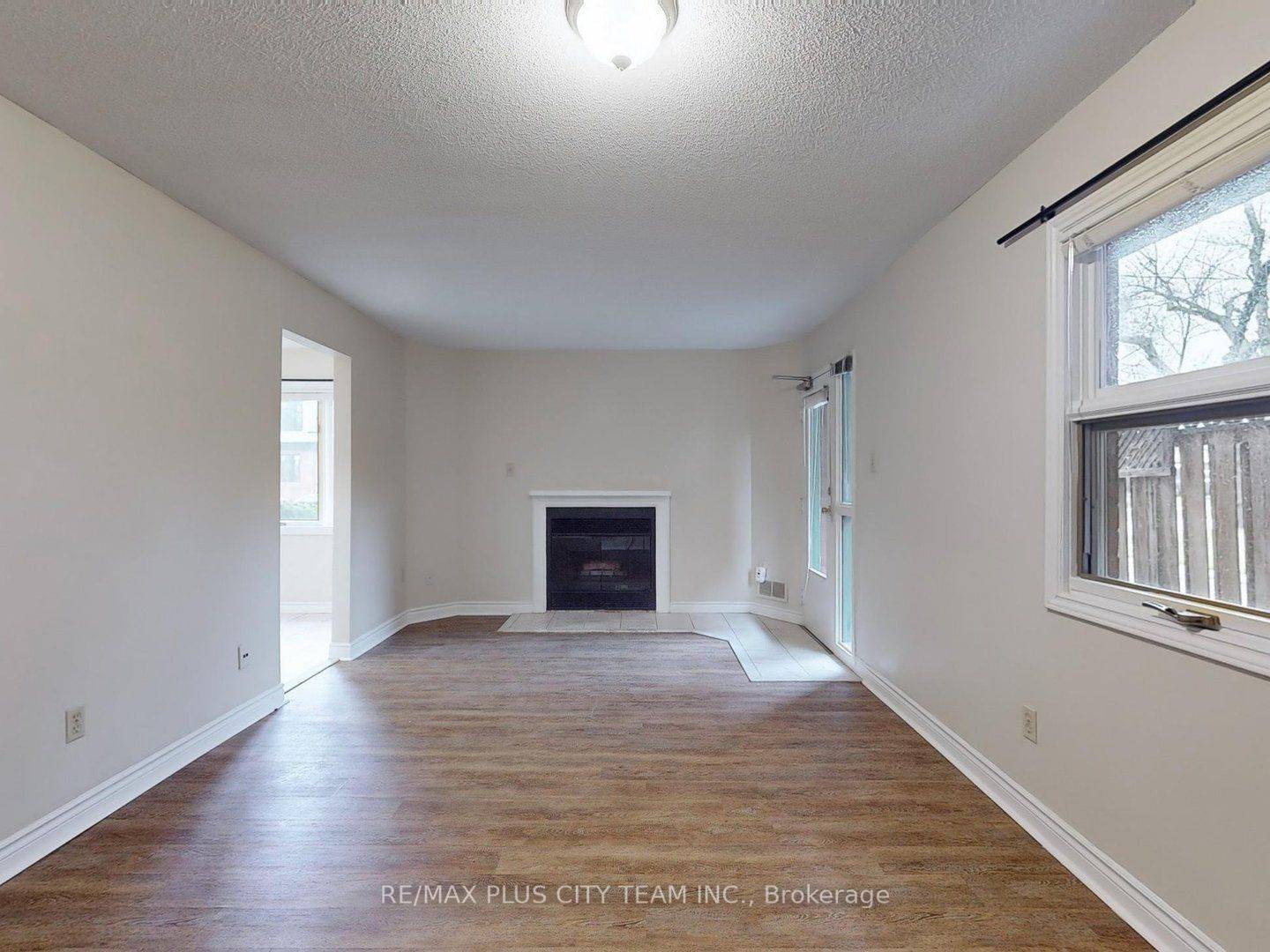 Oakville, ON L6L 3J4,183 Nelson ST #1