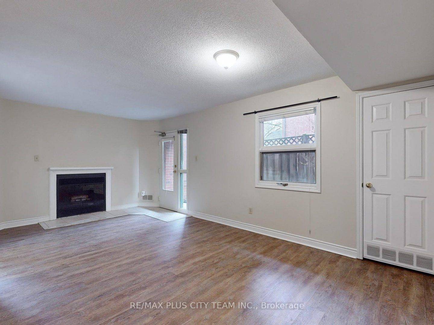 Oakville, ON L6L 3J4,183 Nelson ST #1