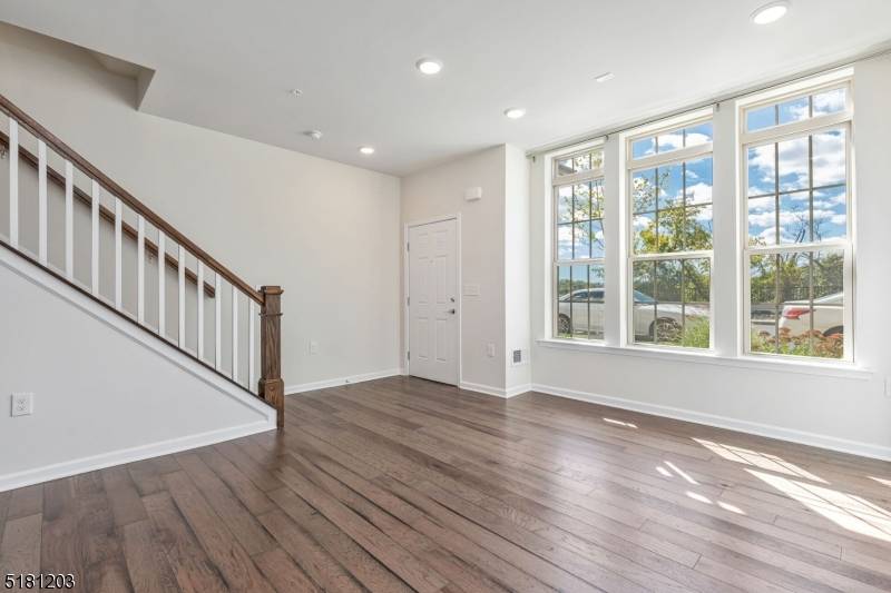 Somerville Boro, NJ 08876,1014 Station Rd #33