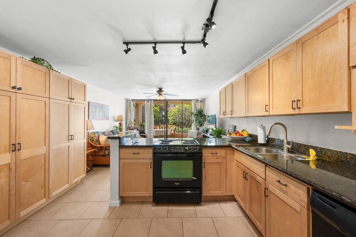 Kailua Kona, HI 96740,75-5865 WALUA RD #C318