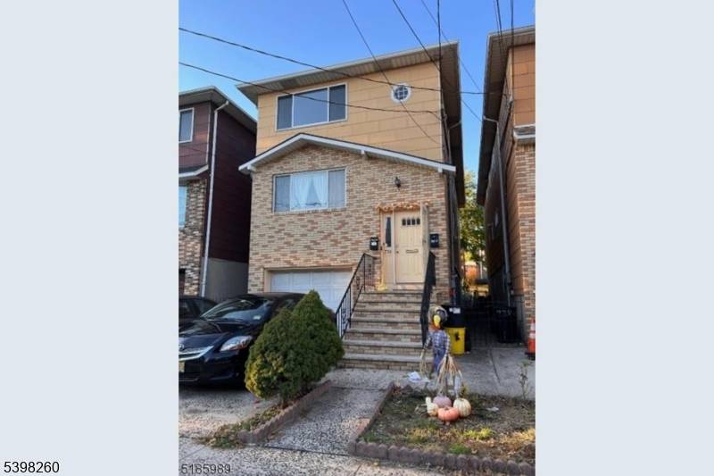 736 William St, Harrison Town, NJ 07029