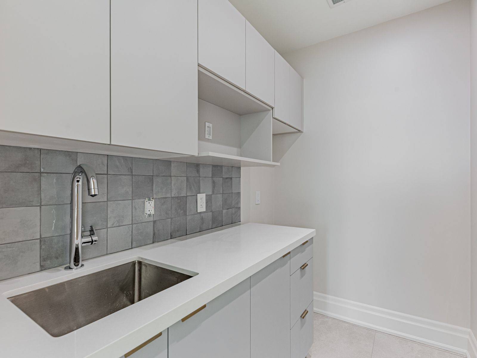 345 Wilson AVE #300-400, Toronto C06, ON M3H 5W1