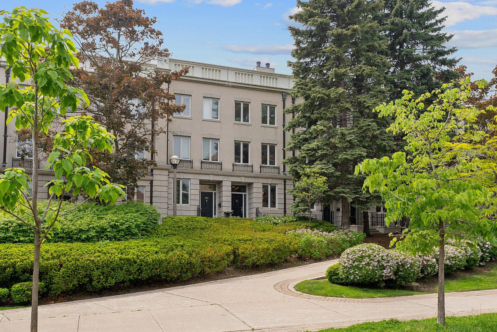 Toronto C02, ON M5R 2V1,258 Spadina RD