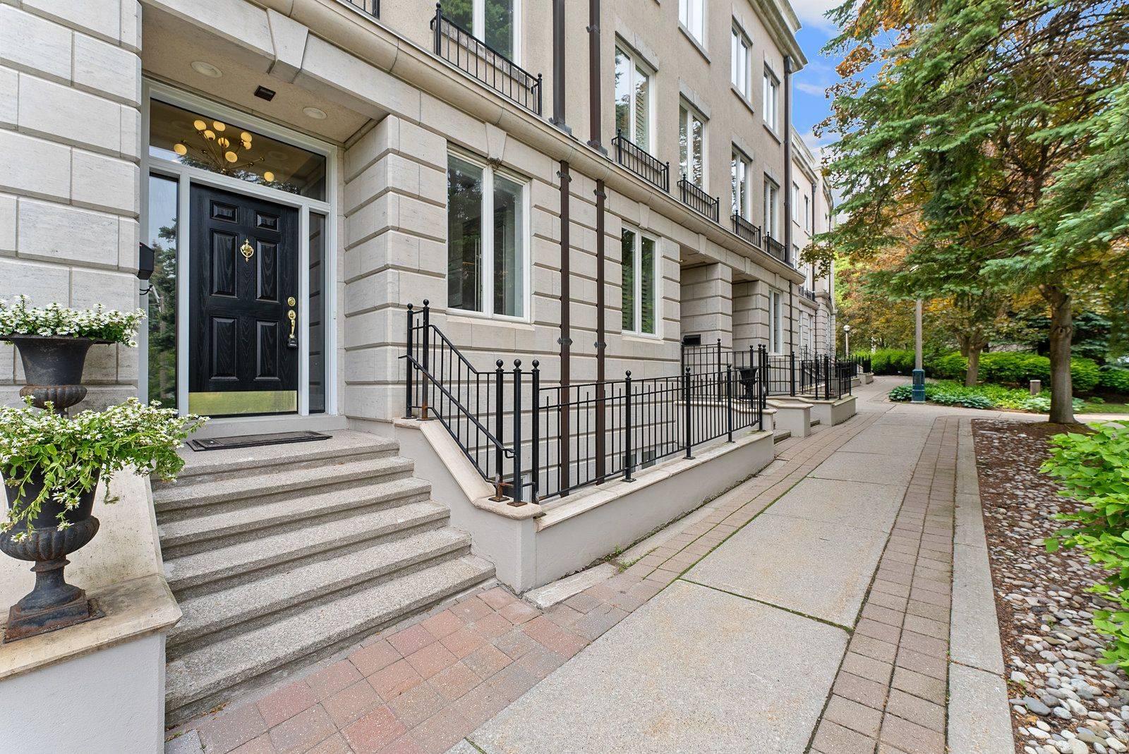 Toronto C02, ON M5R 2V1,258 Spadina RD