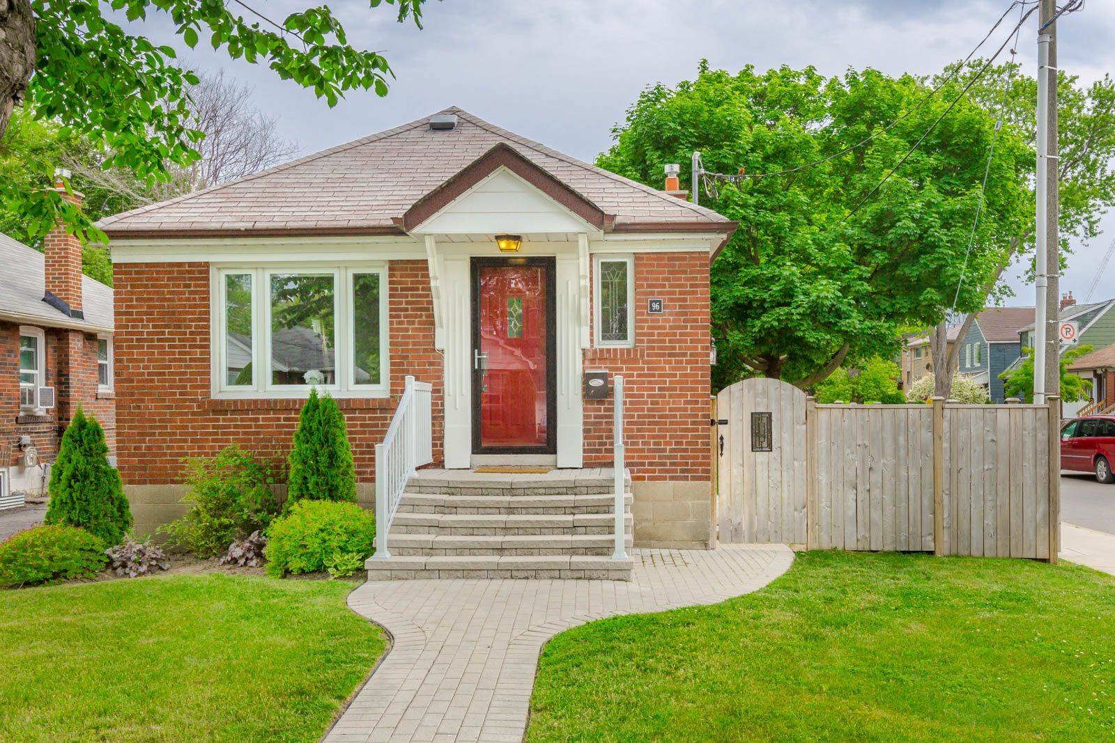 Toronto W06, ON M8V 2L7,96 ALBERT AVE