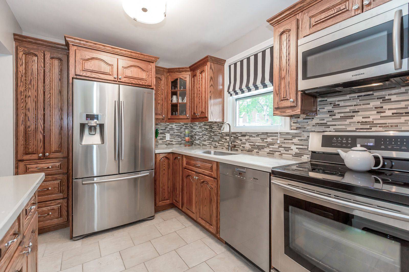 Toronto W06, ON M8V 2L7,96 ALBERT AVE