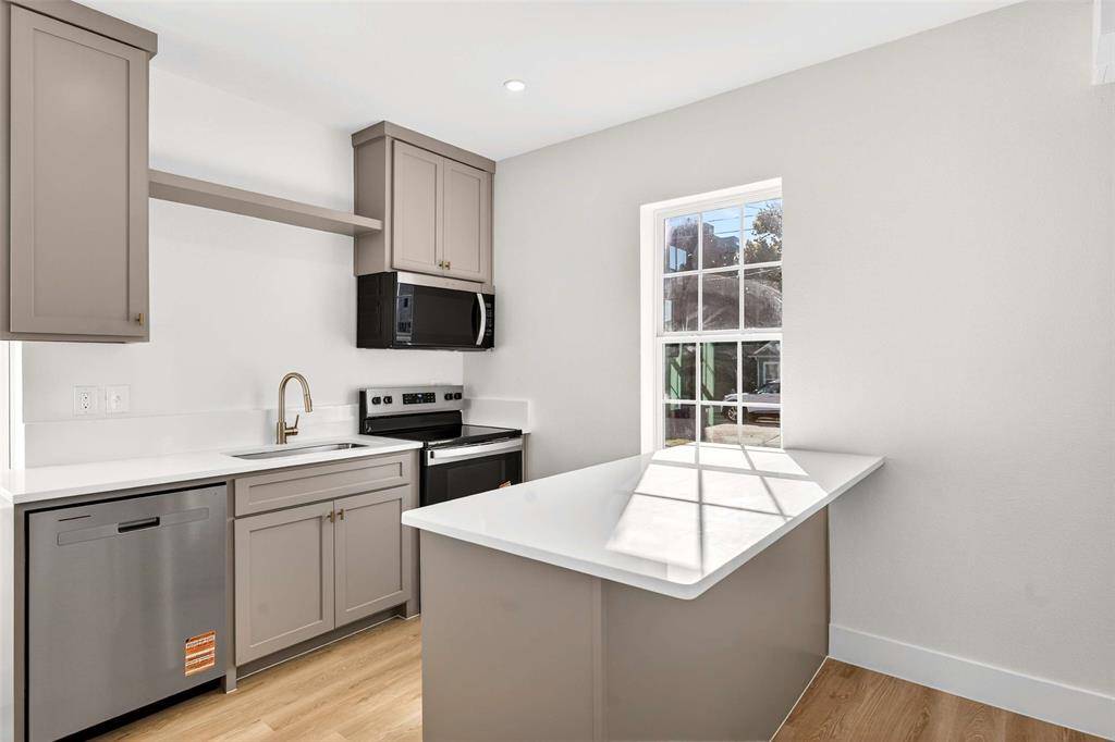 Dallas, TX 75208,439 W 9th Street #2