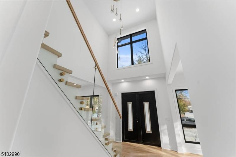 83 Falcon Rd, Livingston Twp., NJ 07039