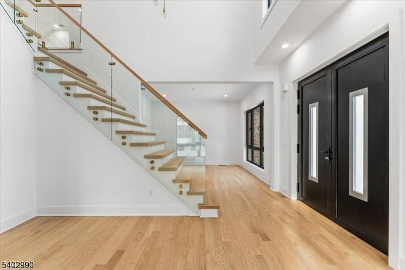 83 Falcon Rd, Livingston Twp., NJ 07039