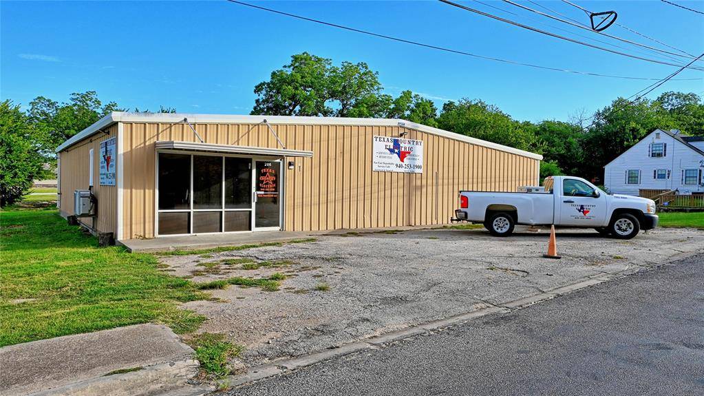 Bowie, TX 76230,206 N Matthews Street