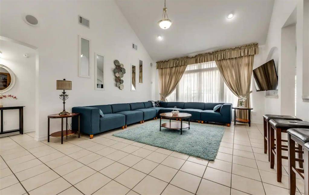 2206 N Carroll Avenue, Dallas, TX 75204