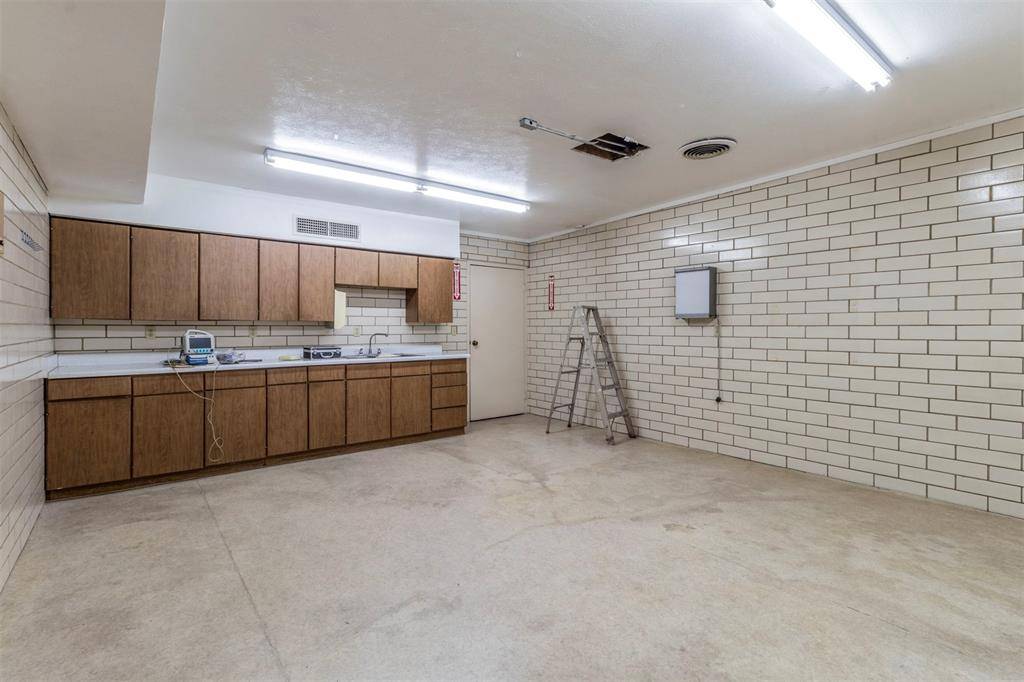 1012 W Division Street, Arlington, TX 76012