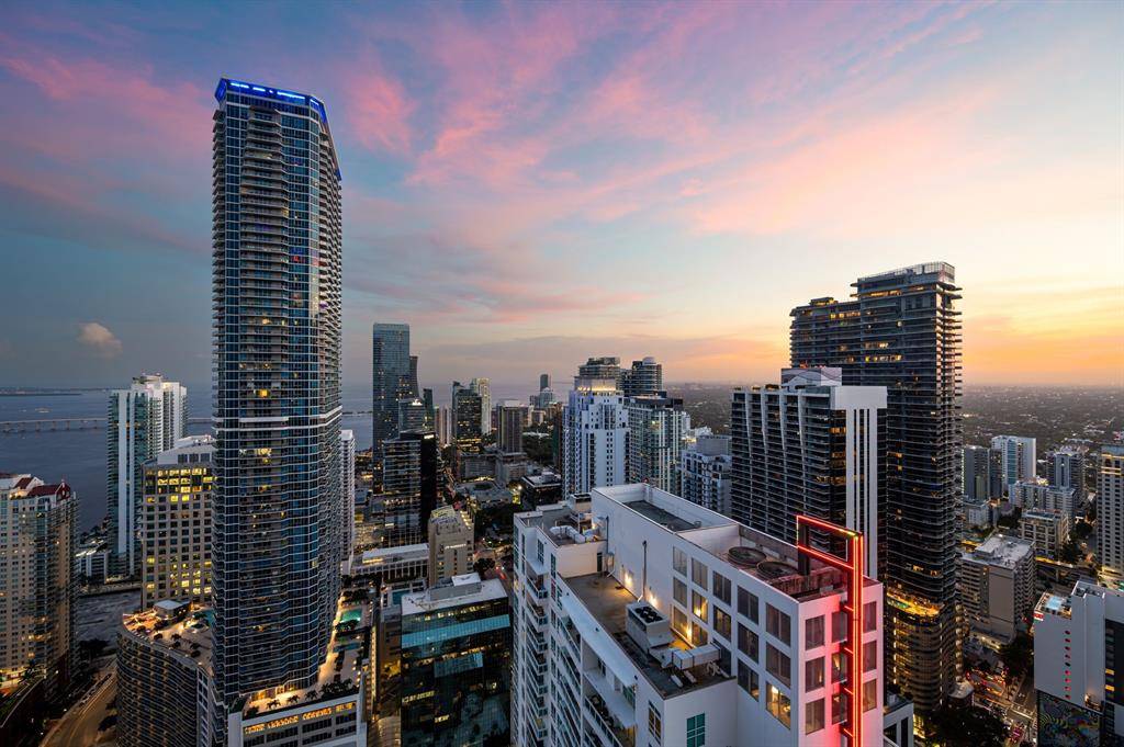 Miami, FL 33131,950 Brickell Bay Dr #5205