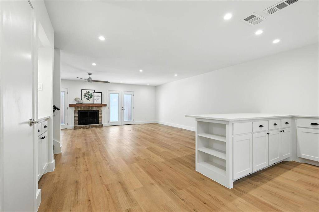 Dallas, TX 75208,2143 Kessler Court #38