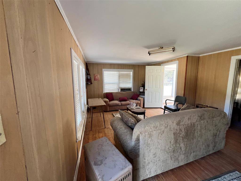 304 W Burnett, Calvert, TX 77837