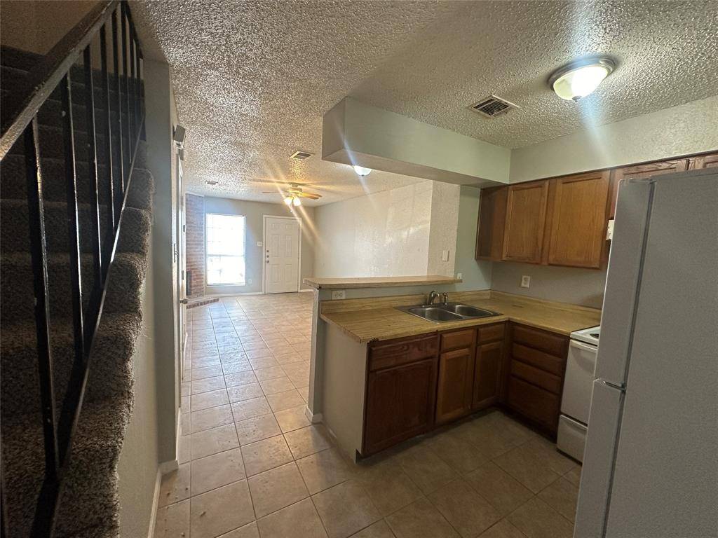 9447 Olde Towne Row, Dallas, TX 75227