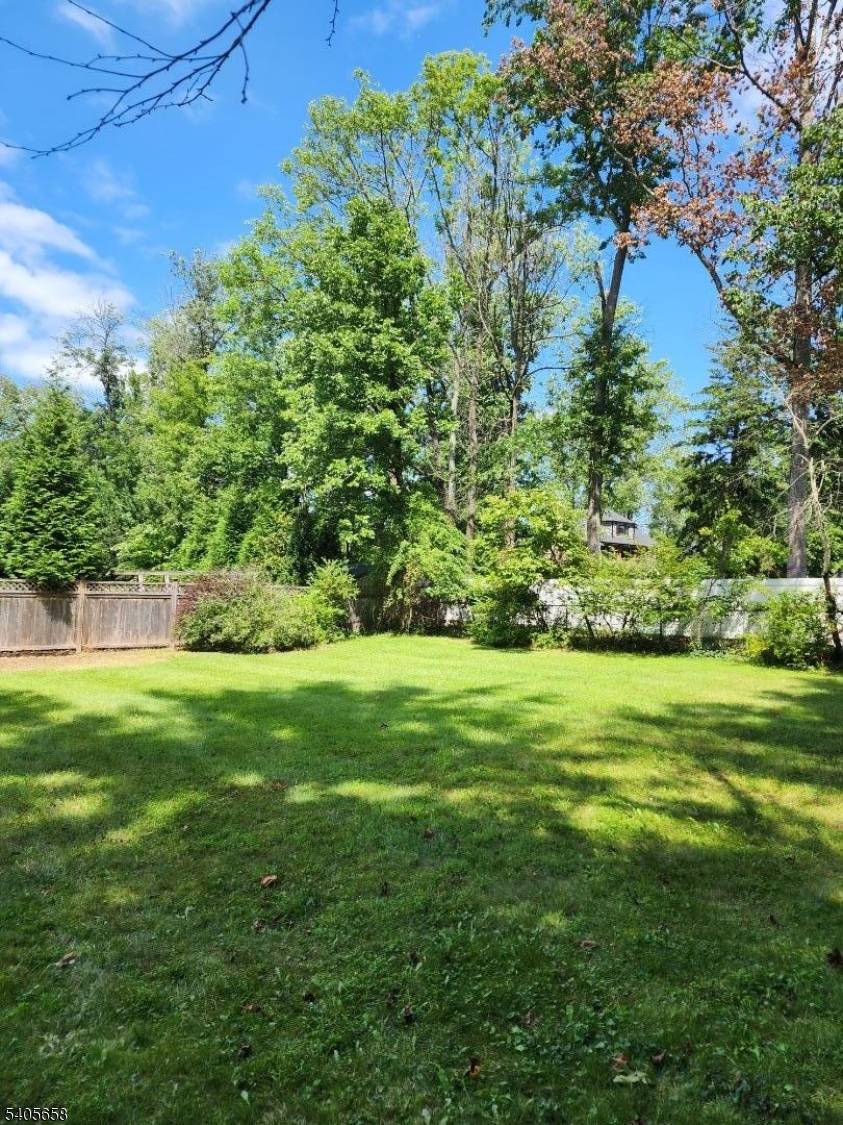 Berkeley Heights Twp., NJ 07922,23 Old Farm Rd