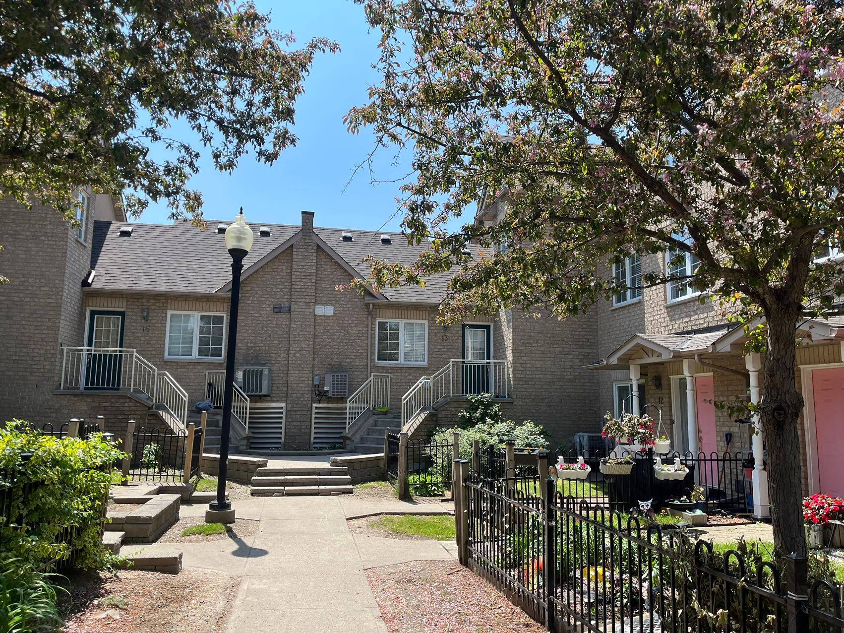 Markham, ON L3R 4G1,8 Cox BLVD #13