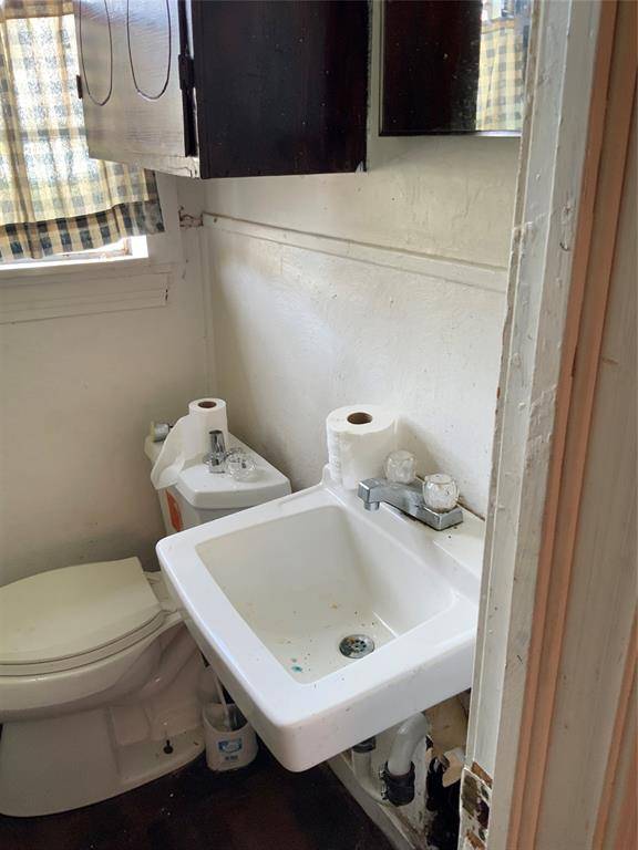 Dallas, TX 75235,5646 Arlington Park Drive