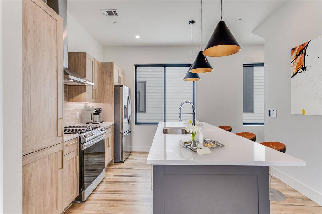 Dallas, TX 75206,5609 Live Oak Street #102