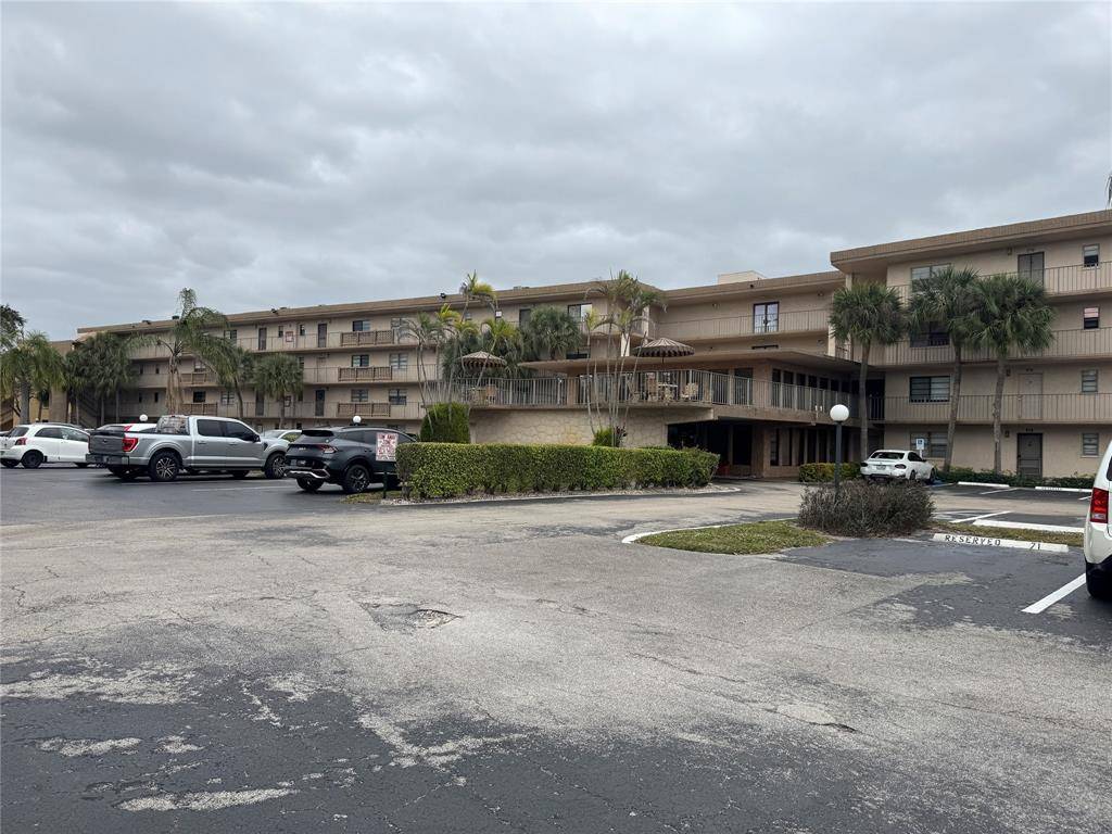 Boca Raton, FL 33428,9300 SW 8th St #215