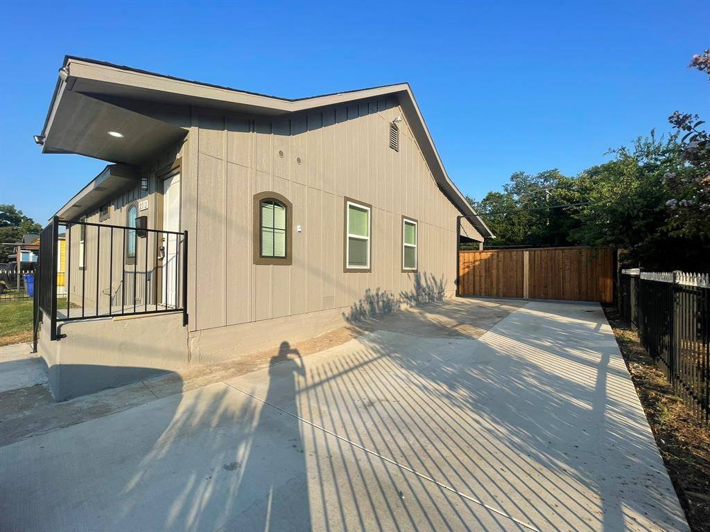 2512 E Overton Road, Dallas, TX 75216