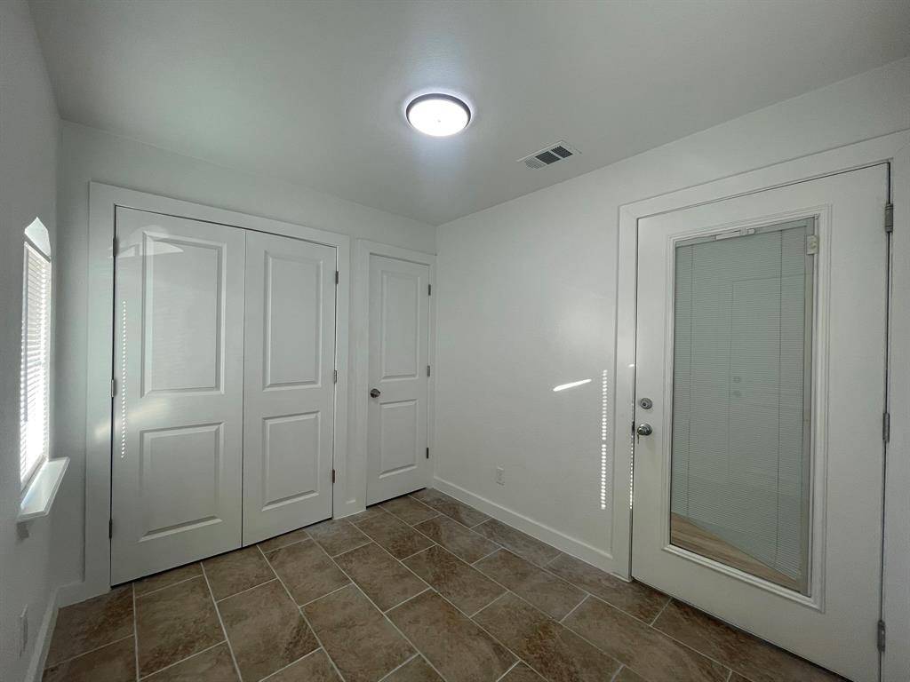 2512 E Overton Road, Dallas, TX 75216