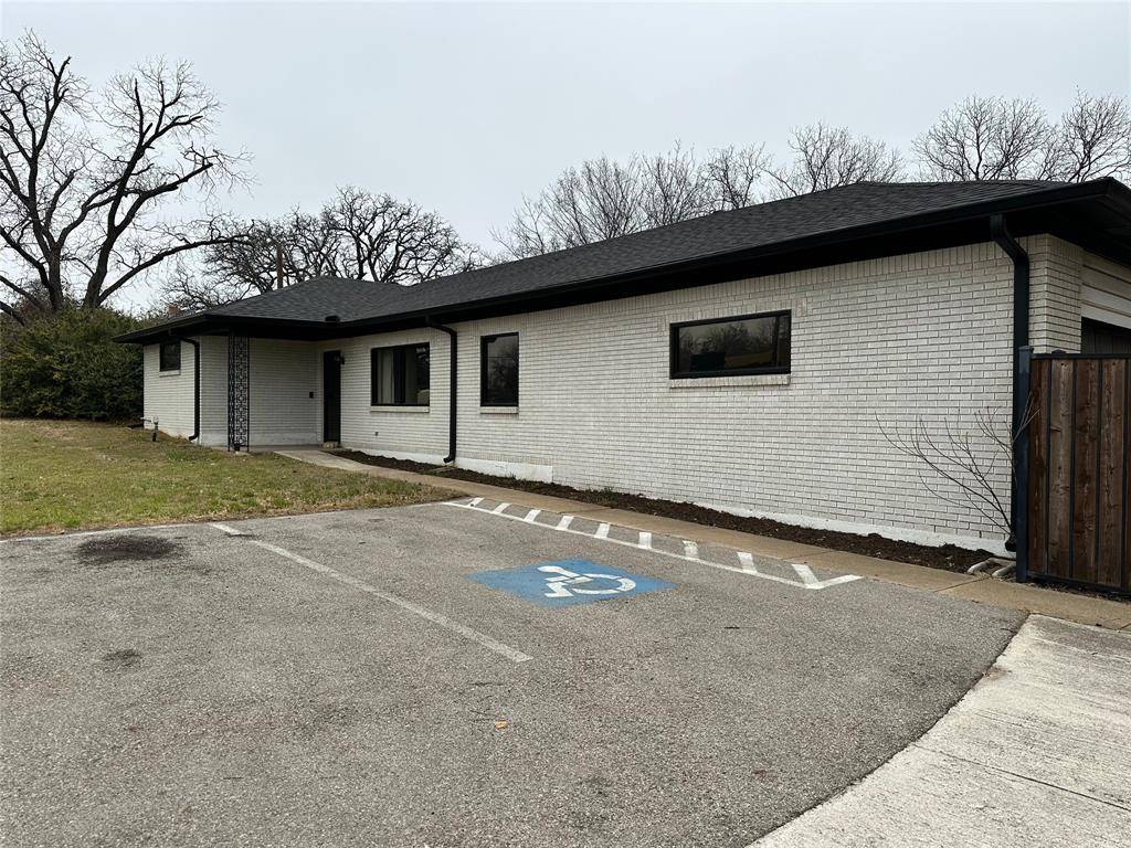 Pantego, TX 76013,1927 W Arkansas Lane