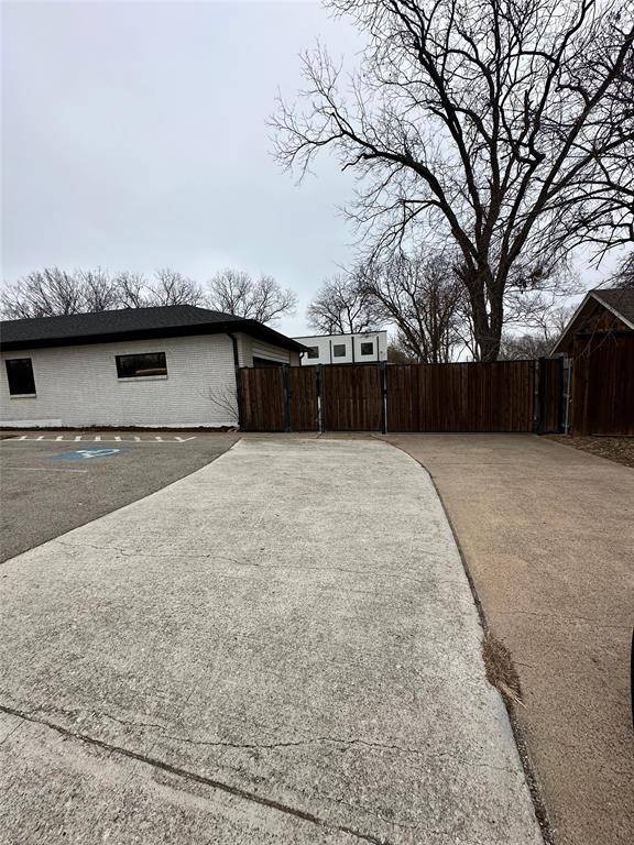 Pantego, TX 76013,1927 W Arkansas Lane