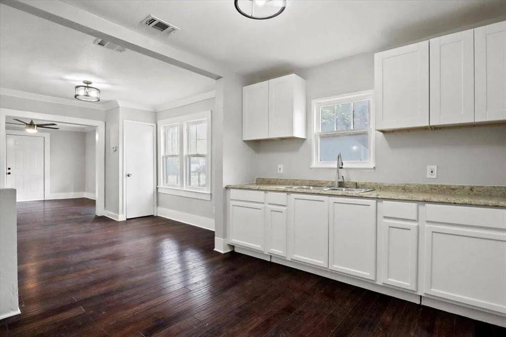 Fort Worth, TX 76104,956 E Allen Avenue