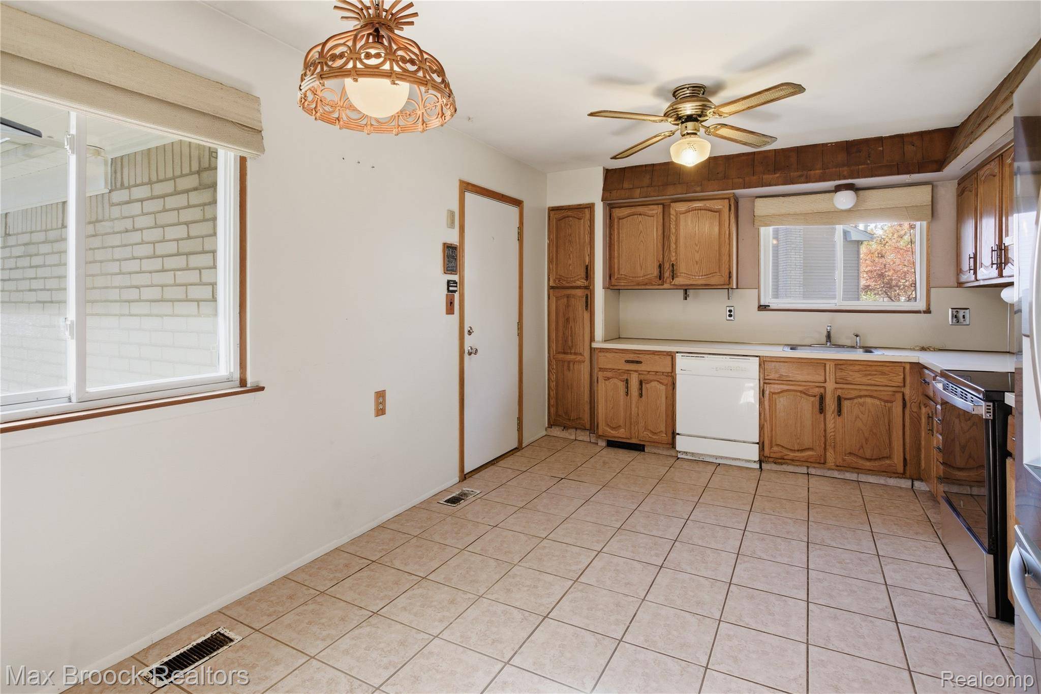 Sterling Heights, MI 48312,8759 Calvert DR