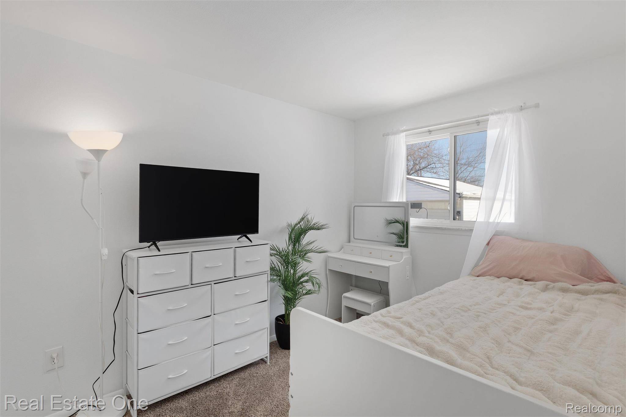 Romulus, MI 48174,9535 Chamberlain ST