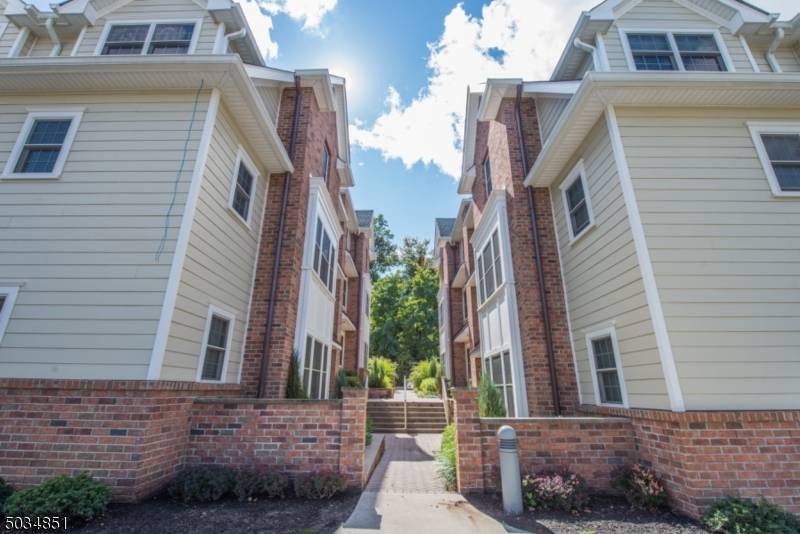 Morristown Town, NJ 07960,1 Leona Dr Unit 6 #6