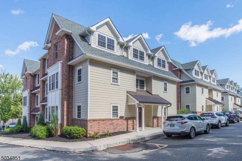 Morristown Town, NJ 07960,1 Leona Dr Unit 6 #6