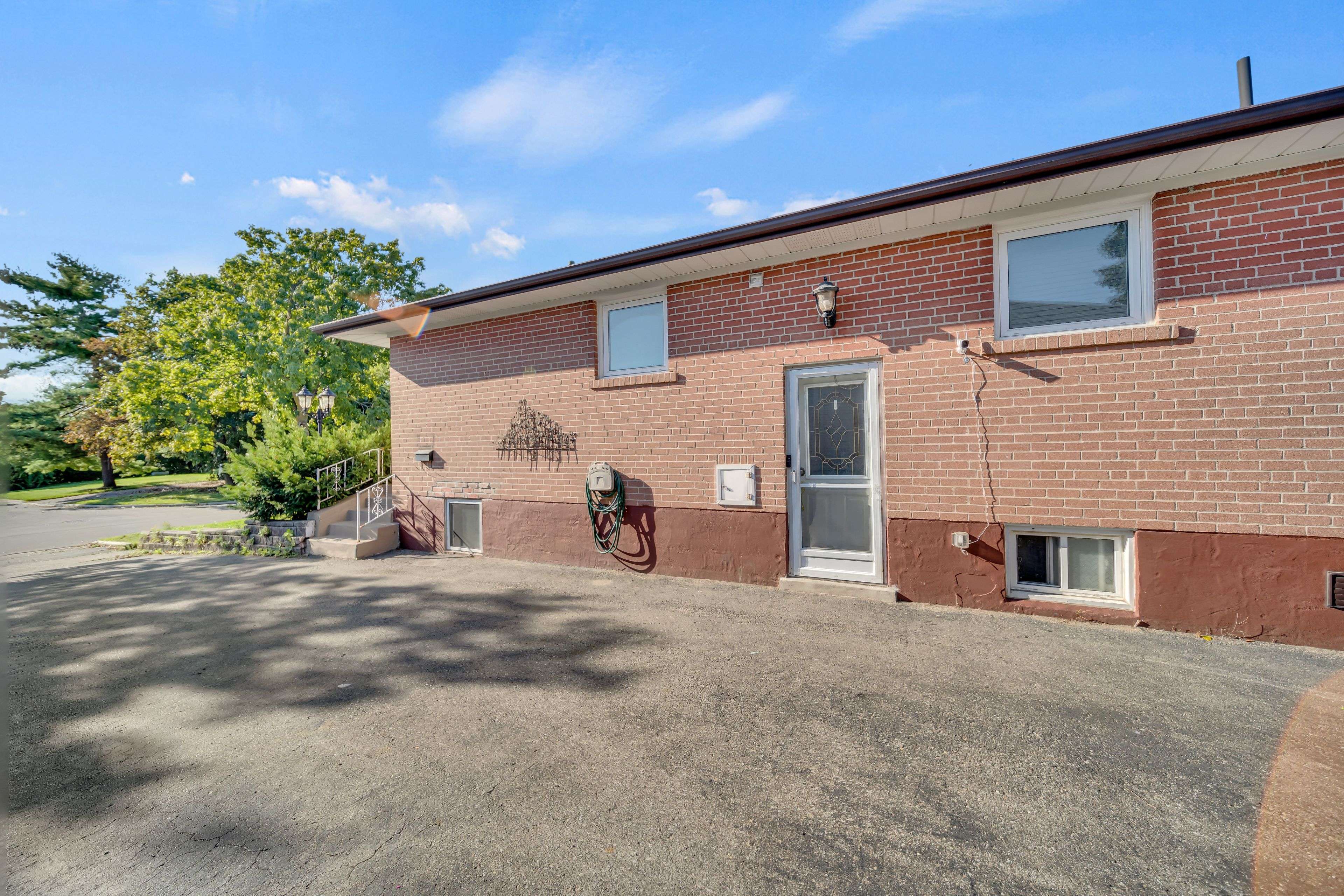 Brampton, ON L6X 2B8,16 Horwood DR #Upper