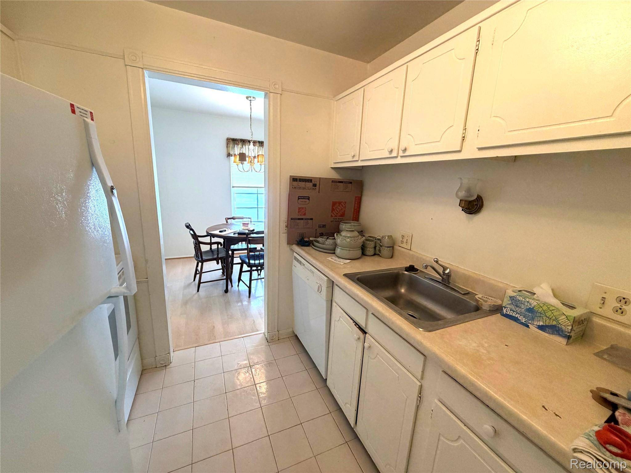 Bloomfield Hills, MI 48304,671 E Fox Hills DR