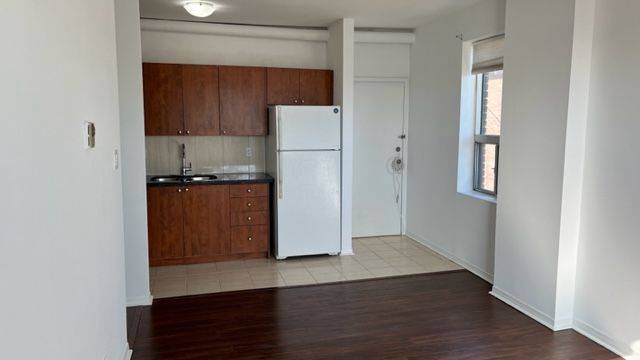 Toronto E01, ON M4L 1E1,1434 Queen ST E #3