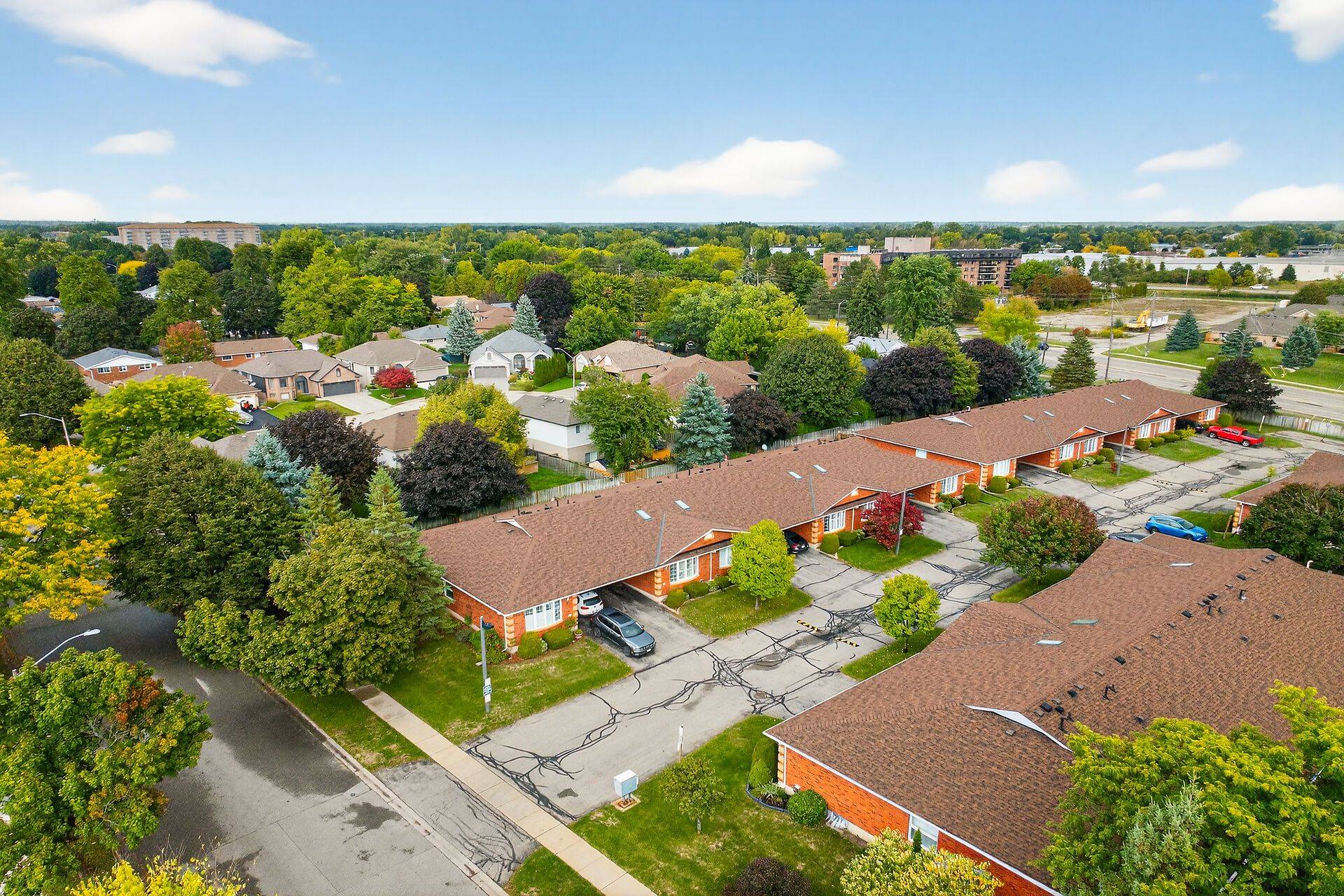 Brantford, ON N3R 7Y2,20 Courtland DR #2