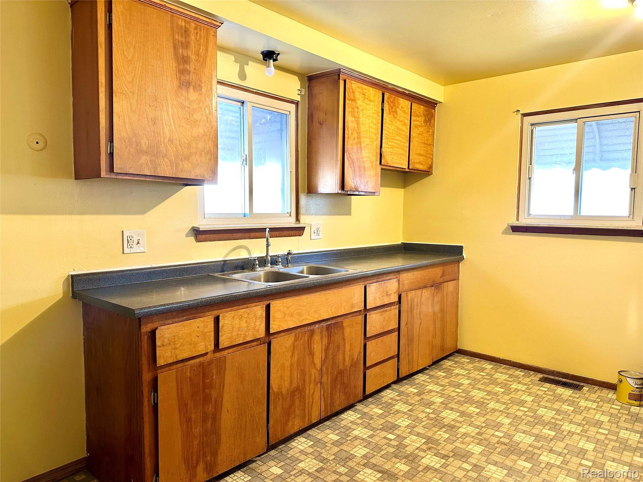 Dearborn Heights, MI 48125,5320 Bedford ST