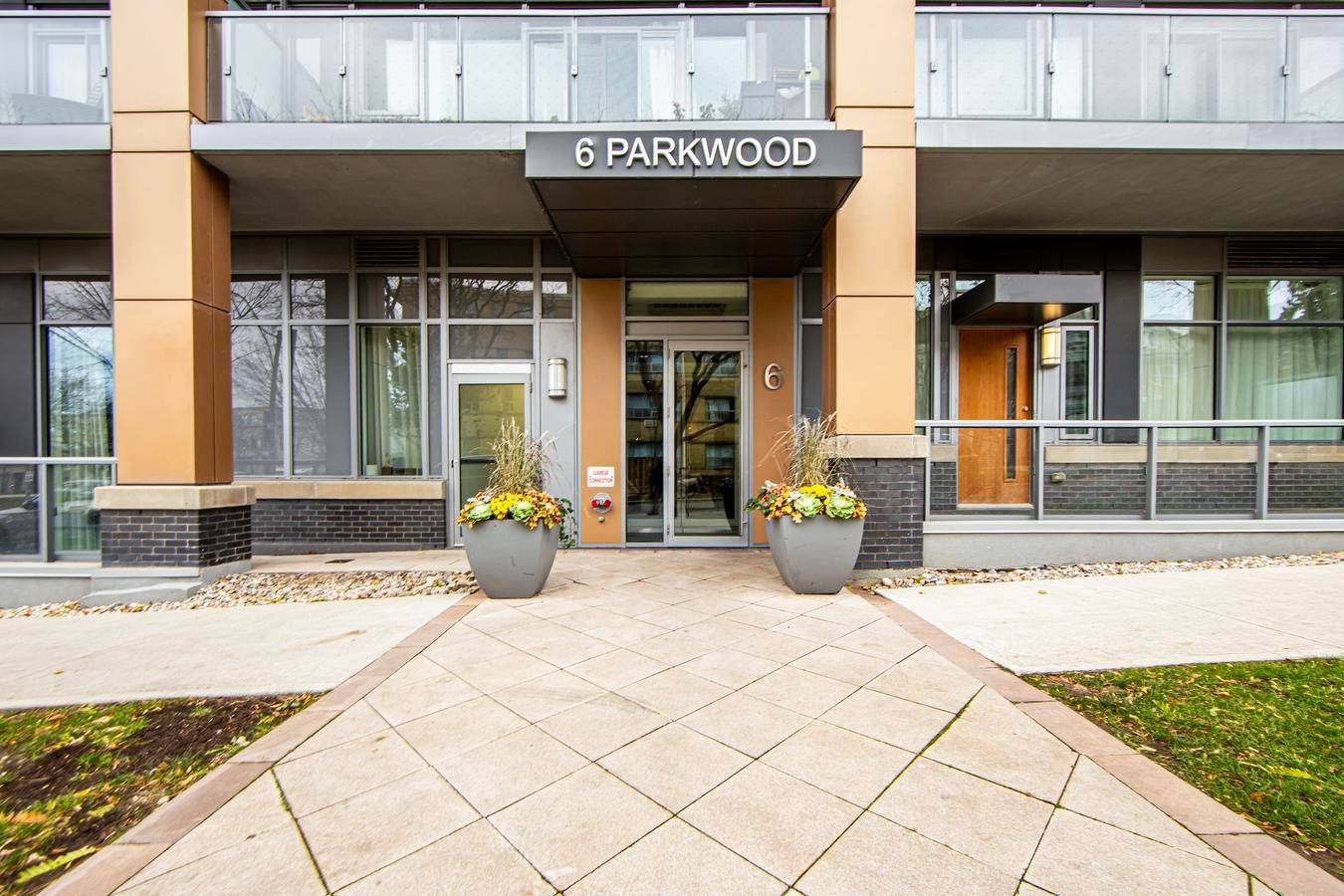 6 Parkwood AVE #312, Toronto C02, ON M4V 2W8