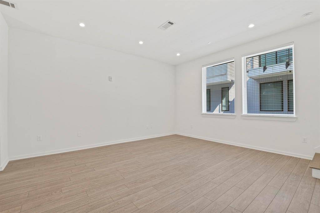 Dallas, TX 75208,410 W 9th Street #205