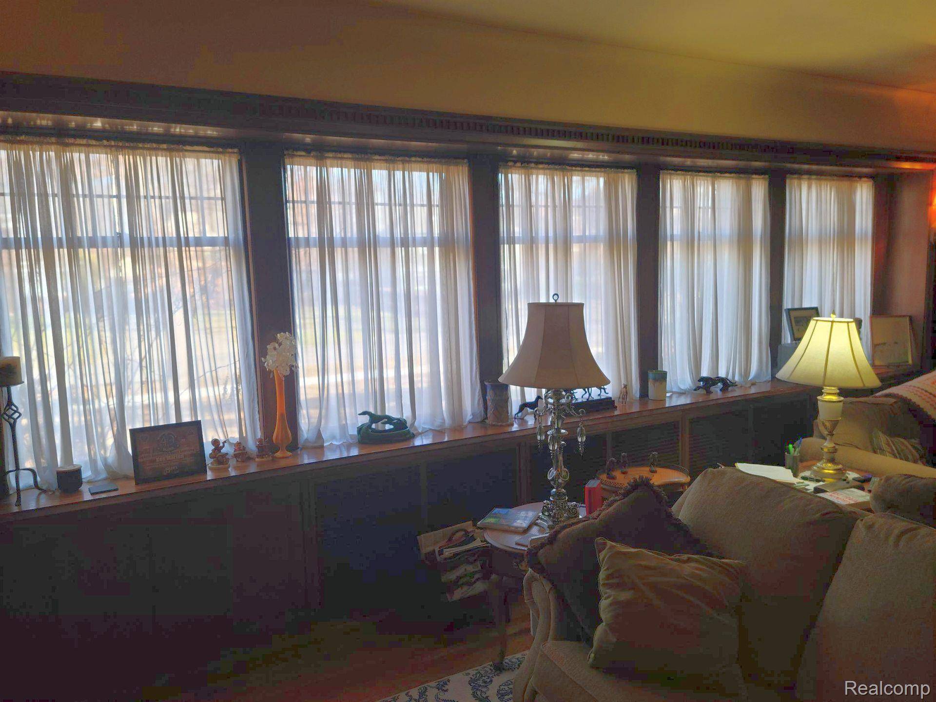 Detroit, MI 48214,2475 Iroquois ST