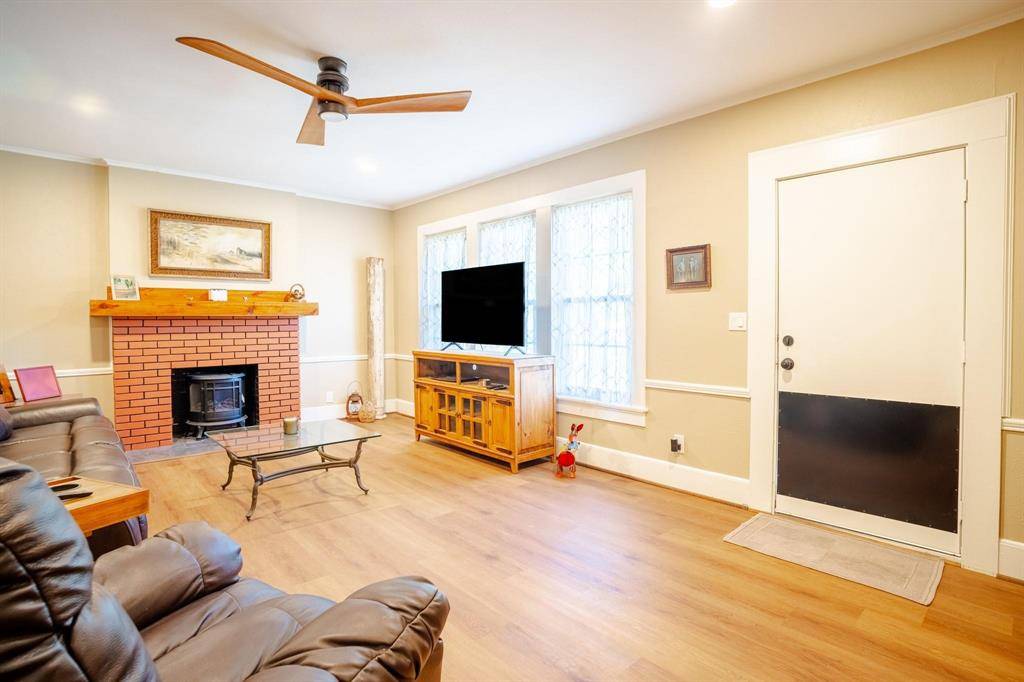 Mexia, TX 76667,820 E Palestine