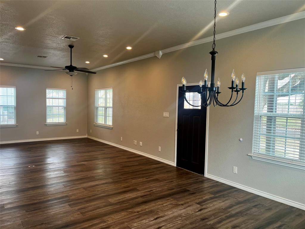 Mexia, TX 76667,706 E Palestine