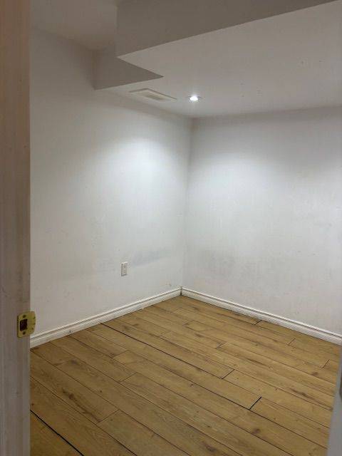 Toronto W09, ON M9R 3V3,118 Redgrave DR #Lower