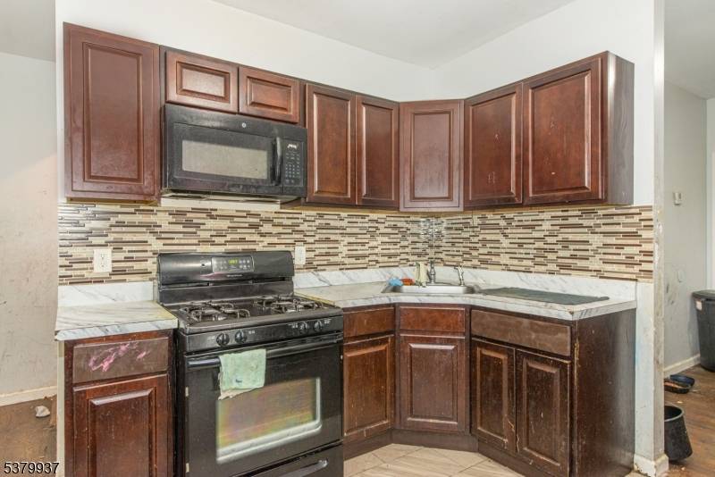 Newark City, NJ 07108,464 Avon Ave