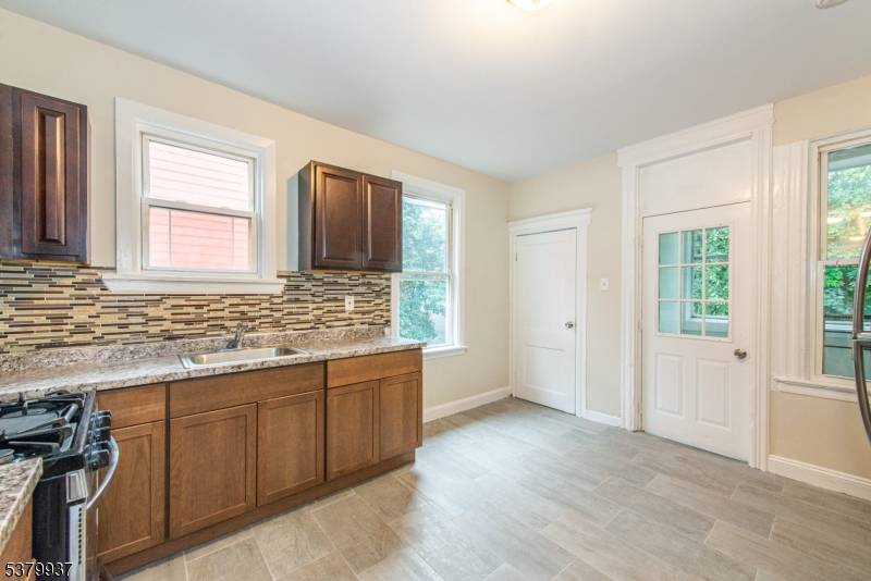 Newark City, NJ 07108,464 Avon Ave